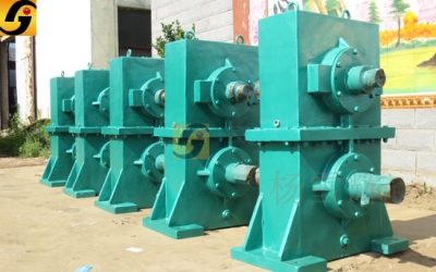 雙出軸蝸輪蝸桿減速機定制